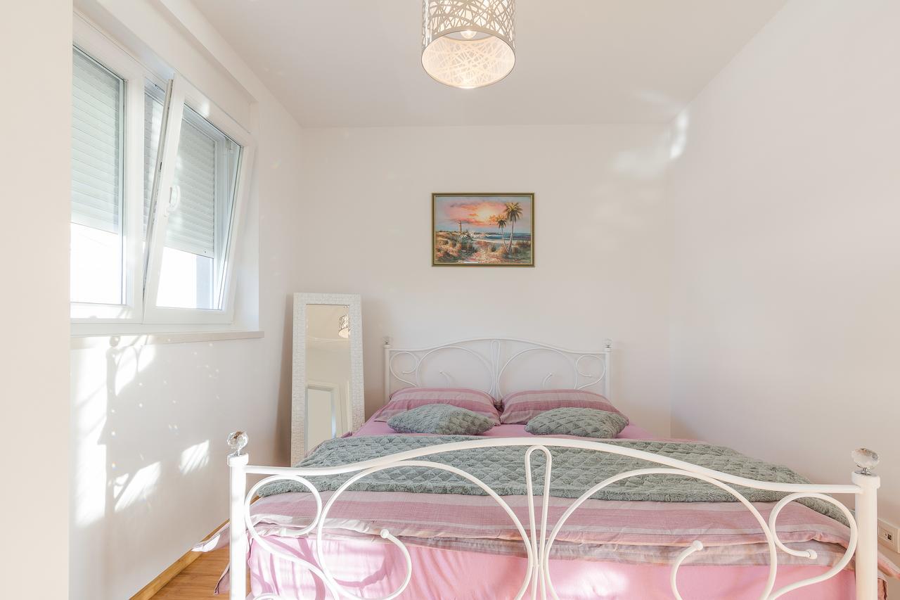 Fucshia Dreams, Brand New Penthouse For 8 Leilighet Novalja Eksteriør bilde